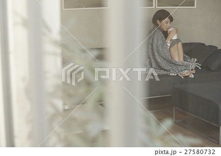 ソファーでくつろぐ女性 27580732