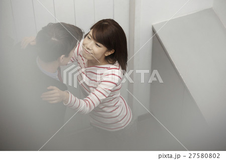 見送りをする女性 カップル 見送りをする女性 カップル 27580802