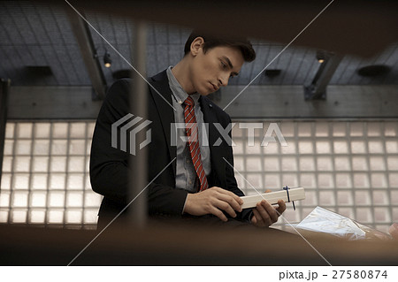 プレゼントを持つ男性　ポートレート 27580874