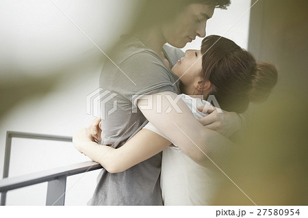 抱き合う男女の写真素材