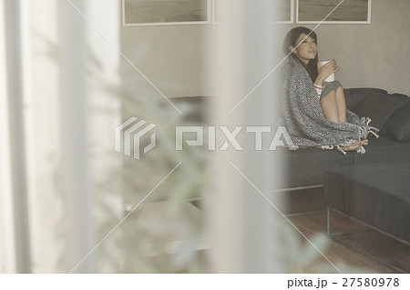ソファーでくつろぐ女性 27580978
