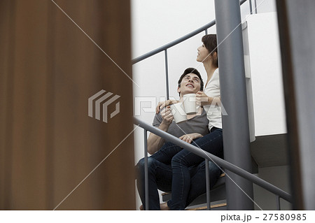 階段でくつろぐ男女 27580985
