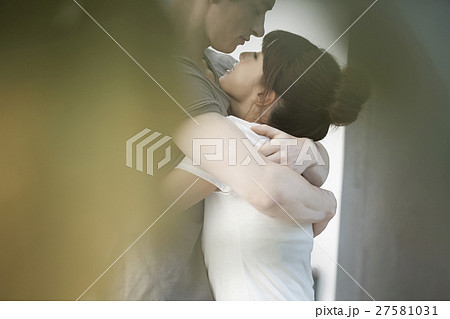 抱き合う男女 27581031