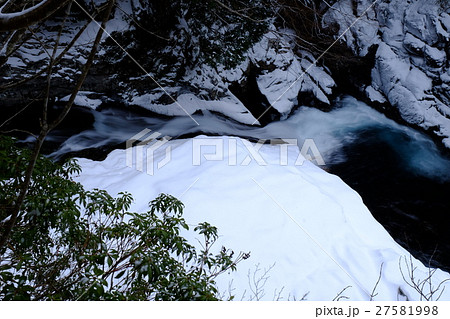 雪積もるミタライ渓谷（奈良県吉野郡天川村） 27581998
