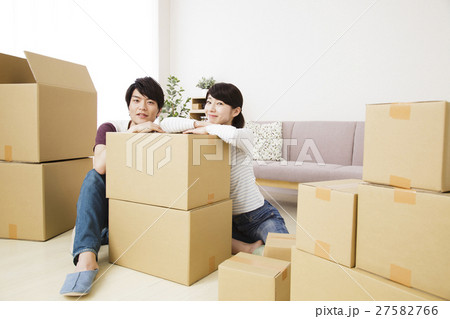 引越し　引っ越し　カップル　夫婦　新婚　新生活　ライフスタイル　男女 27582766