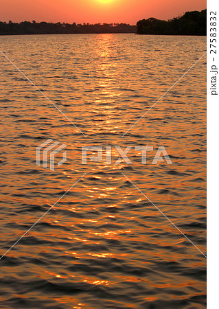 チョベ川にしずむ夕日 27583832
