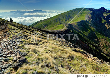 八ヶ岳連峰・硫黄岳山頂から横岳への稜線と奥秩父連山遠望 八ヶ岳連峰・硫黄岳山頂から横岳への稜線と奥秩父連山遠望 27586652