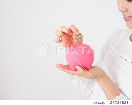 貯金箱と小銭を持つ女性 27587623