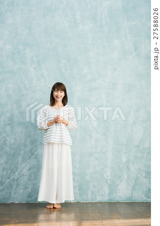 若い女性 若い女性 27588026