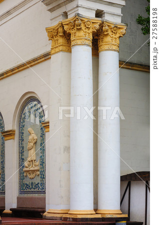columns on the corner of building facade 27588198