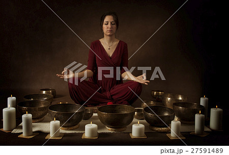 Young woman meditates 27591489