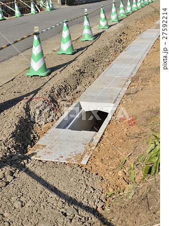工事中の道路側溝 27592214