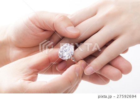 女性の手に指輪をはめる男性 女性の手に指輪をはめる男性 27592694