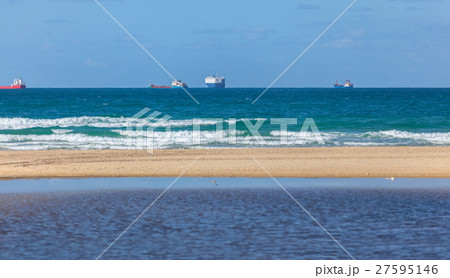 ships on horizon 27595146