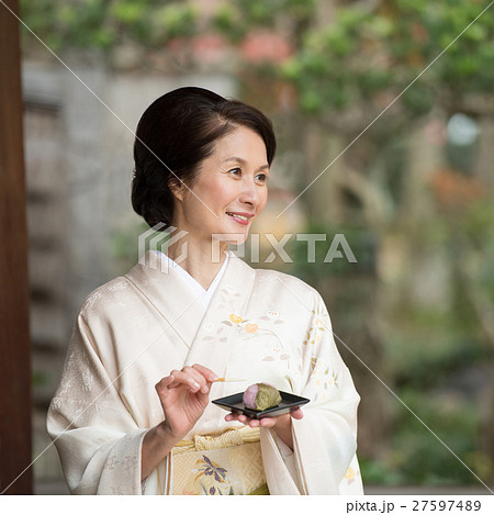 ミドル女性 着物 イメージ 27597489