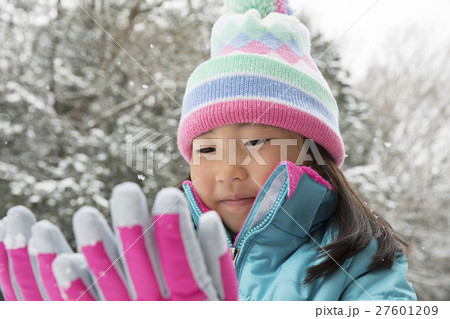 雪を観察する子供 27601209