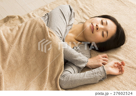 若い女性 若い女性 27602524