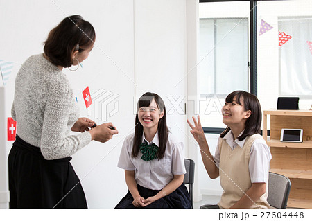 英会話スクール　外国人講師と生徒 27604448