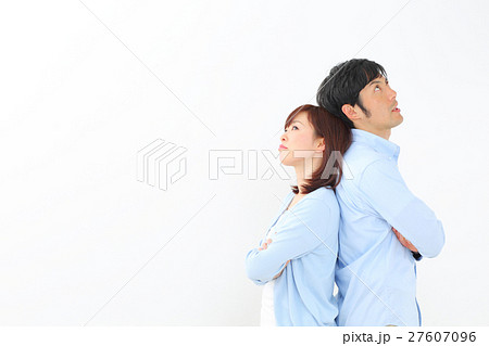 不機嫌なミドル女性・男性 不機嫌なミドル女性・男性 27607096