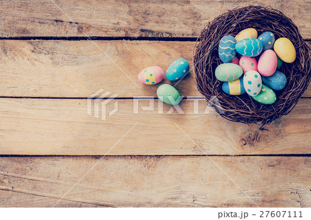 Colorful easter egg in the nest on wood background 27607111