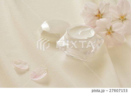 クリームと桜の花 27607153