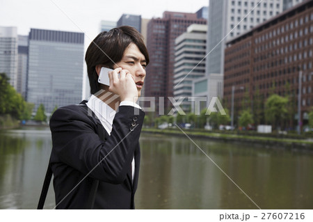 ビジネス スマホ スマートフォン ビジネスマン 男性 保険 金融 営業 ビジネス スマホ スマートフォン ビジネスマン 男性 保険 金融 営業 27607216