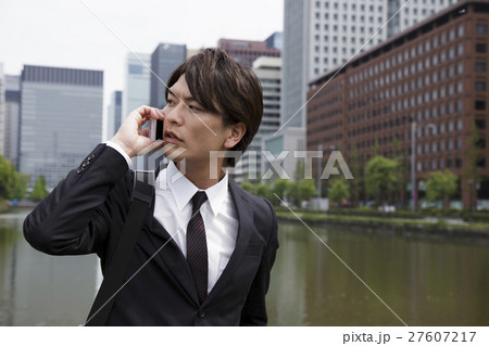 ビジネス スマホ スマートフォン ビジネスマン 男性 保険 金融 営業 ビジネス スマホ スマートフォン ビジネスマン 男性 保険 金融 営業 27607217