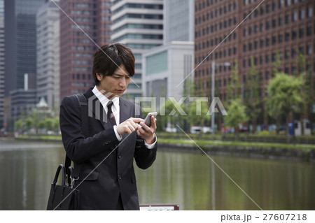 ビジネス スマホ スマートフォン ビジネスマン 男性 保険 金融 営業 ビジネス スマホ スマートフォン ビジネスマン 男性 保険 金融 営業 27607218