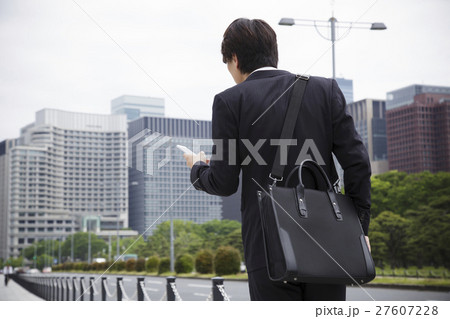 ビジネス スマホ スマートフォン ビジネスマン 男性 保険 金融 営業 ビジネス スマホ スマートフォン ビジネスマン 男性 保険 金融 営業 27607228