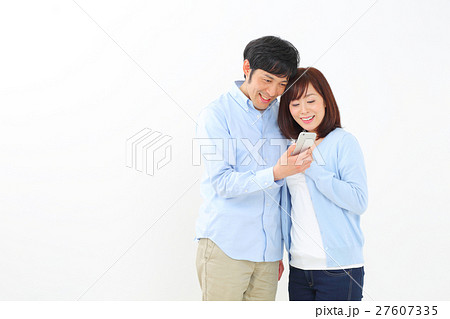スマートフォンを見るミドル男女 27607335