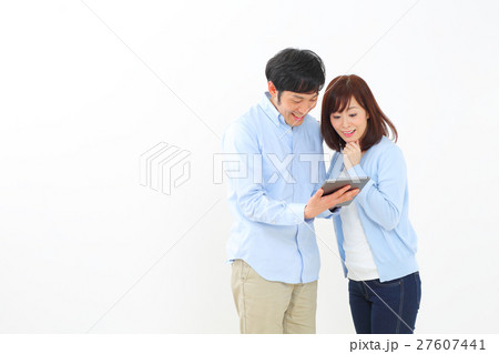 タブレットを持つミドル男女 27607441