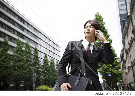 ビジネス スマホ スマートフォン ビジネスマン 男性 保険 金融 営業 ビジネス スマホ スマートフォン ビジネスマン 男性 保険 金融 営業 27607475