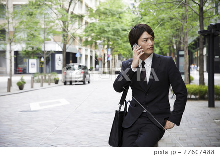 ビジネス スマホ スマートフォン ビジネスマン 男性 保険 金融 営業 ビジネス スマホ スマートフォン ビジネスマン 男性 保険 金融 営業 27607488