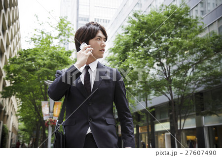 ビジネス　スマホ　スマートフォン　ビジネスマン　男性　保険　金融　営業 27607490