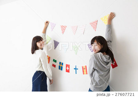 学園祭の準備をする生徒 学園祭の準備をする生徒 27607721