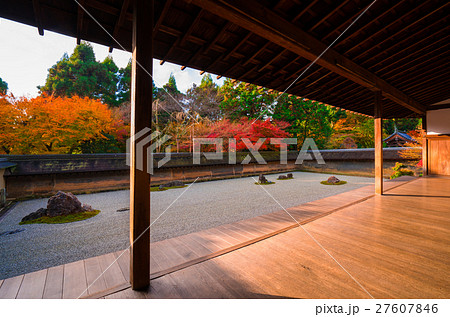 京都　龍安寺の石庭　紅葉　 27607846