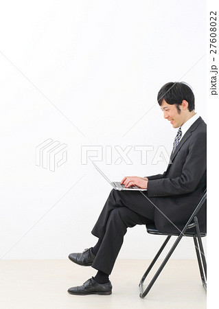 パイプ椅子 ミドル男性の写真素材