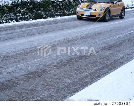 雪道を走行する乗用車 27608384