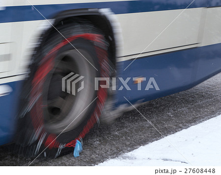 チェーンを装着し、雪道を走行する名古屋の市バス チェーンを装着し、雪道を走行する名古屋の市バス 27608448