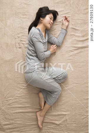 若い女性 27609130