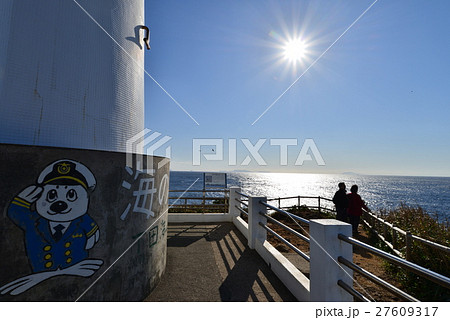 爪木崎海岸の灯台から伊豆七島を眺める人たち 27609317