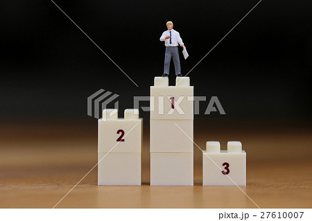 表彰台とビジネスマン 表彰台とビジネスマン 27610007