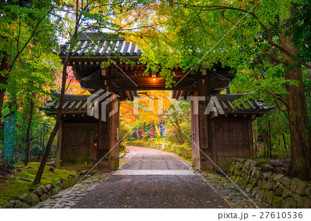 京都　赤山禅院の紅葉　 27610536