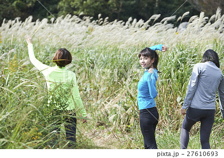 トレイルランニングをする女性達 27610693