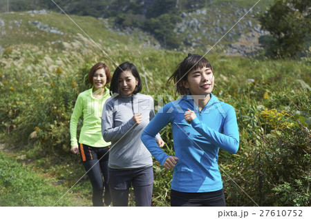 トレイルランニングをする女性達 27610752