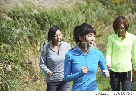 トレイルランニングをする女性達 トレイルランニングをする女性達 27610759