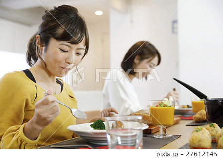 料理教室 食事会 女子会の写真素材