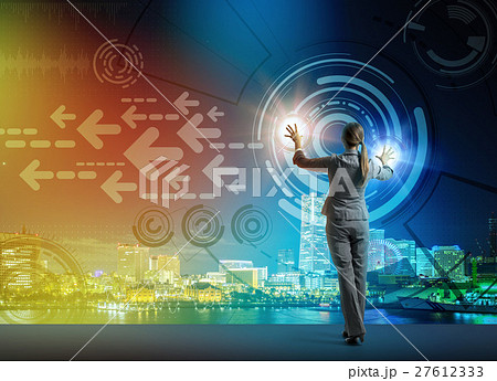 未来のGUIを操作する女性 27612333