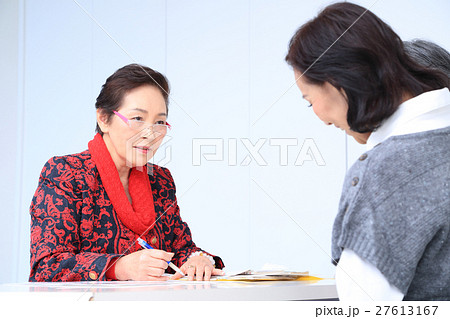 相談を受ける占い師 27613167