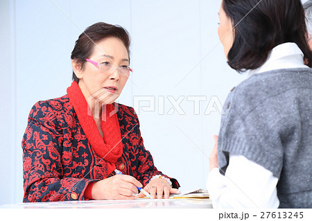 相談を受ける占い師 27613245
